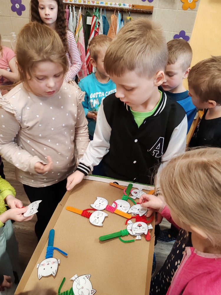 Hola, hola, škola volá - tak jsem tady, dívej, čekají nás noví kamarádi!