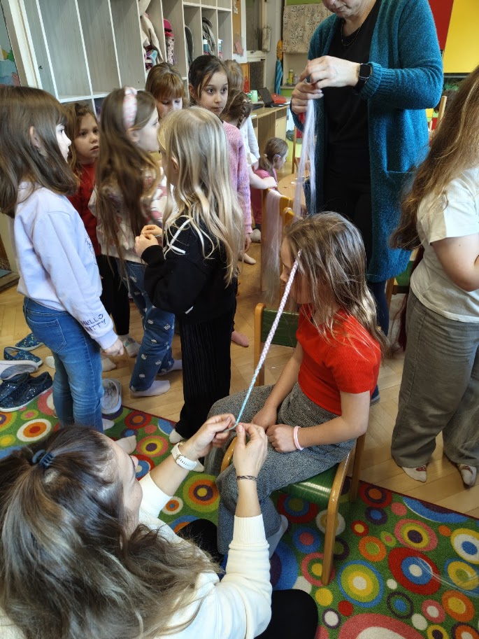 Pletení copánků ve školní družině